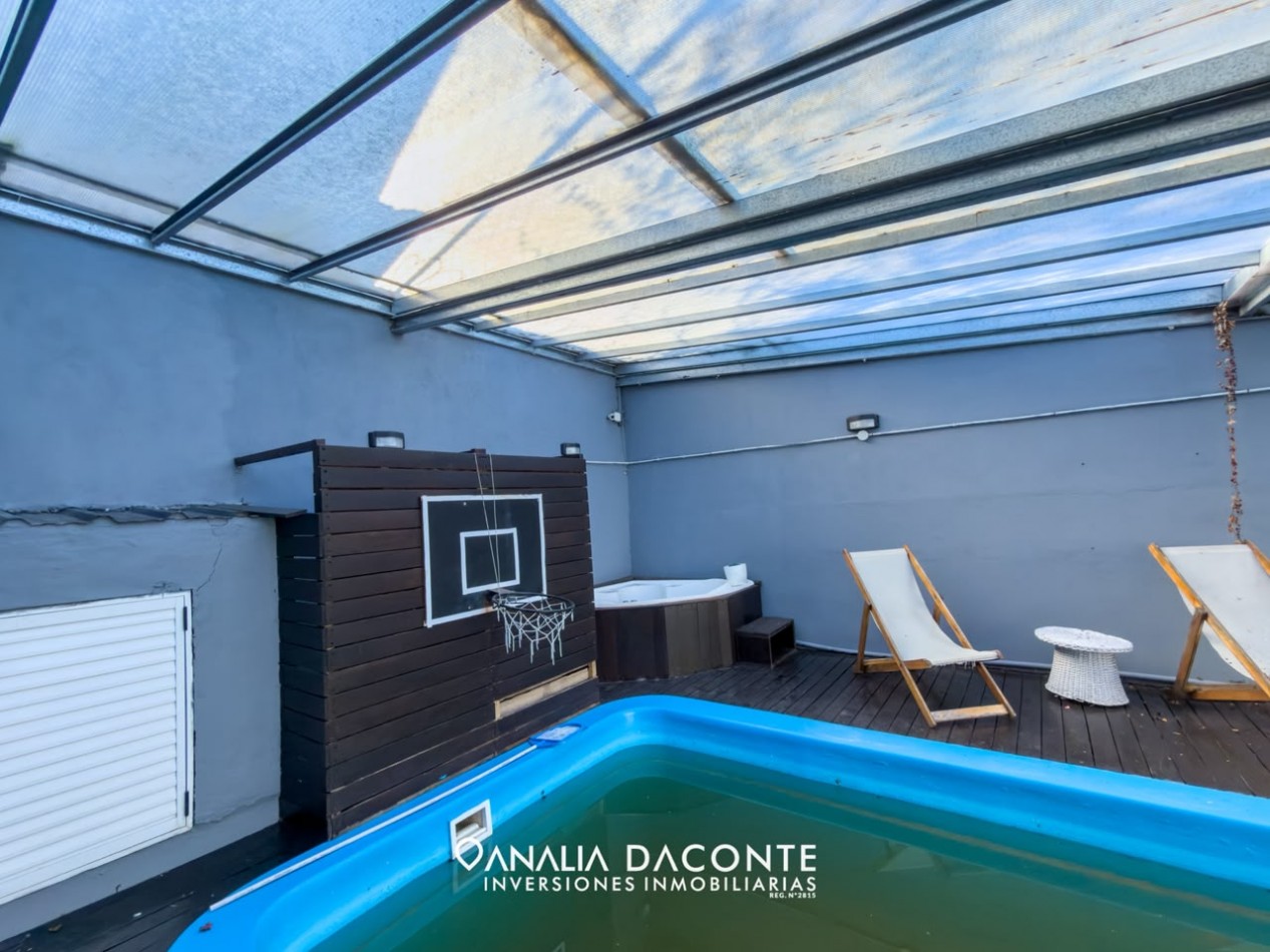 Gran chalet 5 amb con parque, piscina cubierta y garage. Barrio Constitucion