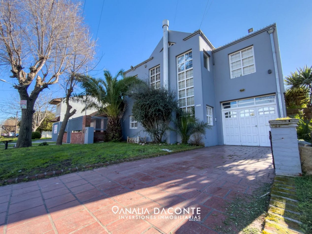 Gran chalet 5 amb con parque, piscina cubierta y garage. Barrio Constitucion
