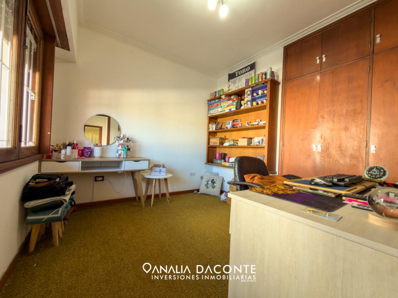 Solido chalet 4 amb + garage con dependencia. Tejedor al 1300