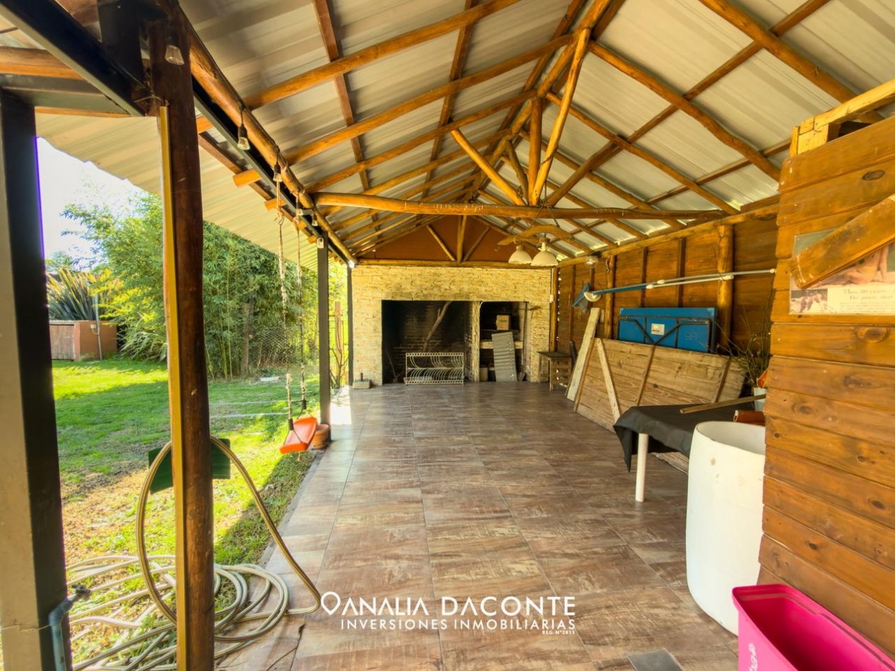 Chalet 4 amb con gran parque quincho y piscina. La Armonia