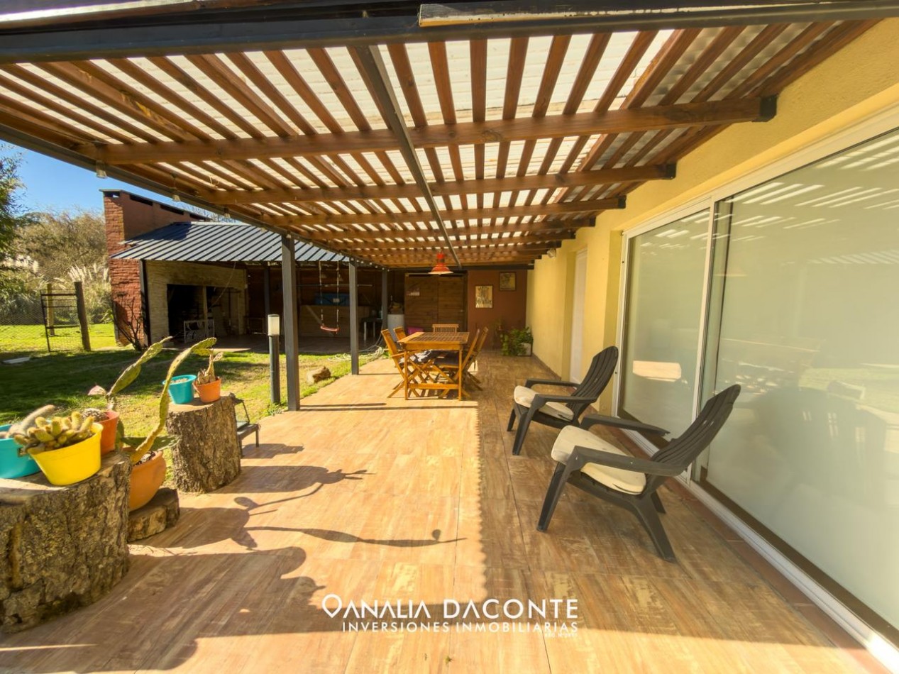 Chalet 4 amb con gran parque quincho y piscina. La Armonia