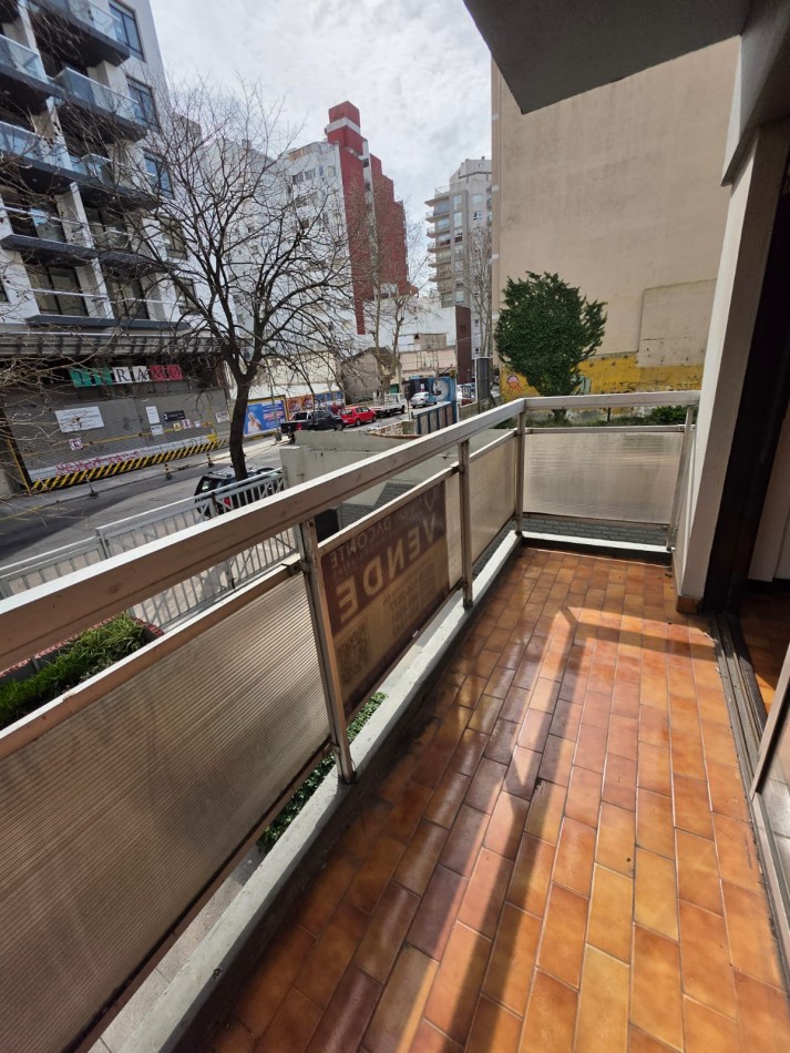Depto 2 AMB a la calle con balcon. La Perla