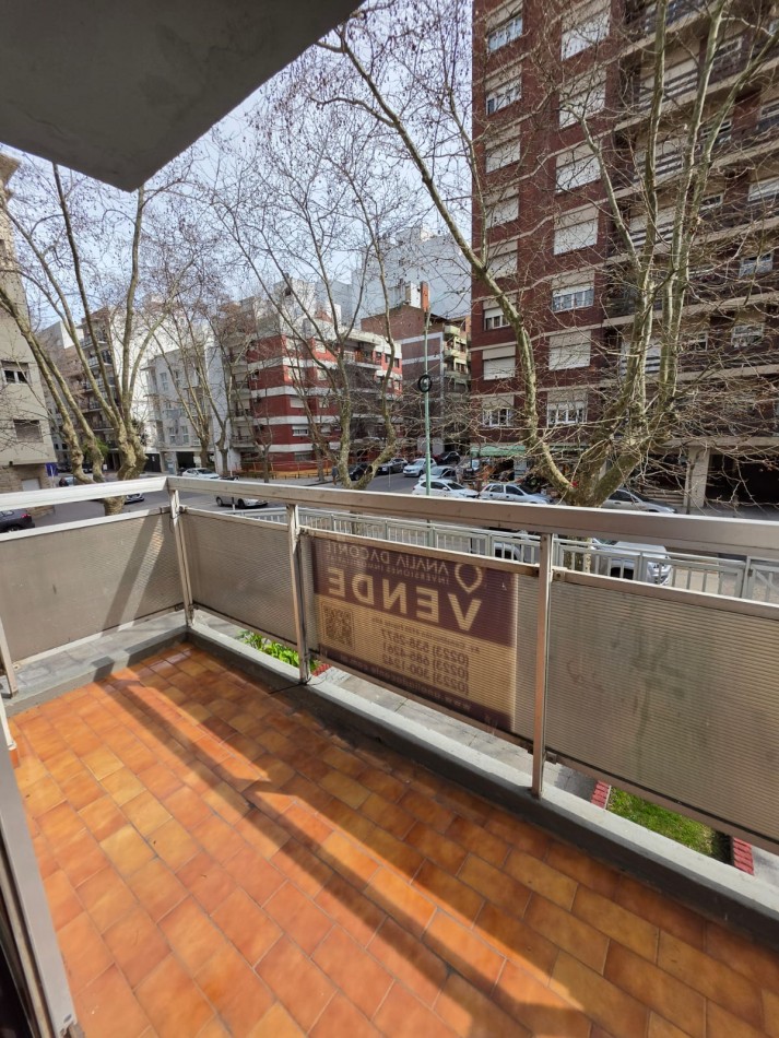 Depto 2 AMB a la calle con balcon. La Perla