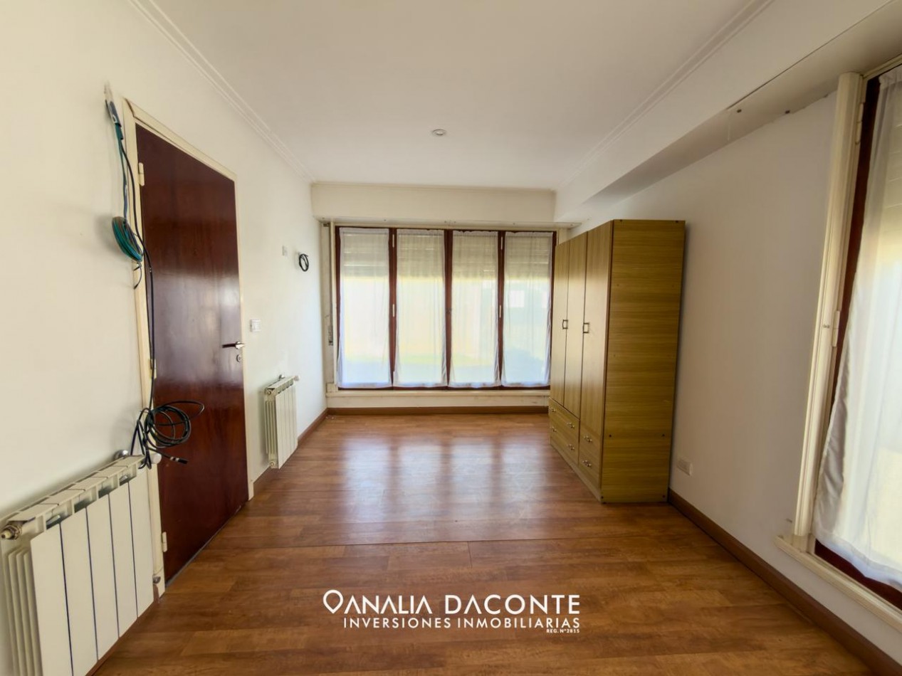 Chalet 4 amb sobre 3 lotes con piscina y quincho. Strobel 6300