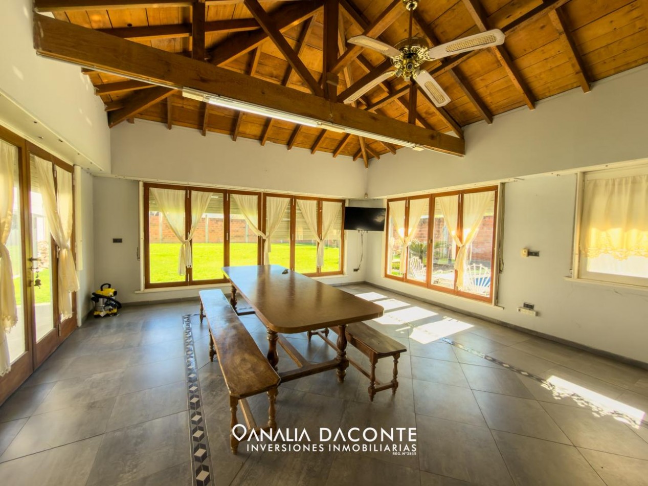 Chalet 4 amb sobre 3 lotes con piscina y quincho. Strobel 6300
