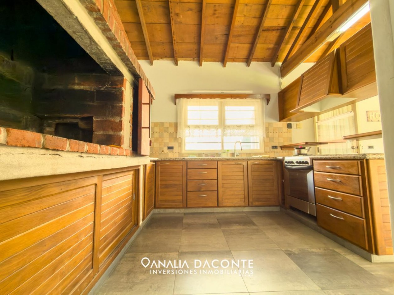 Chalet 4 amb sobre 3 lotes con piscina y quincho. Strobel 6300
