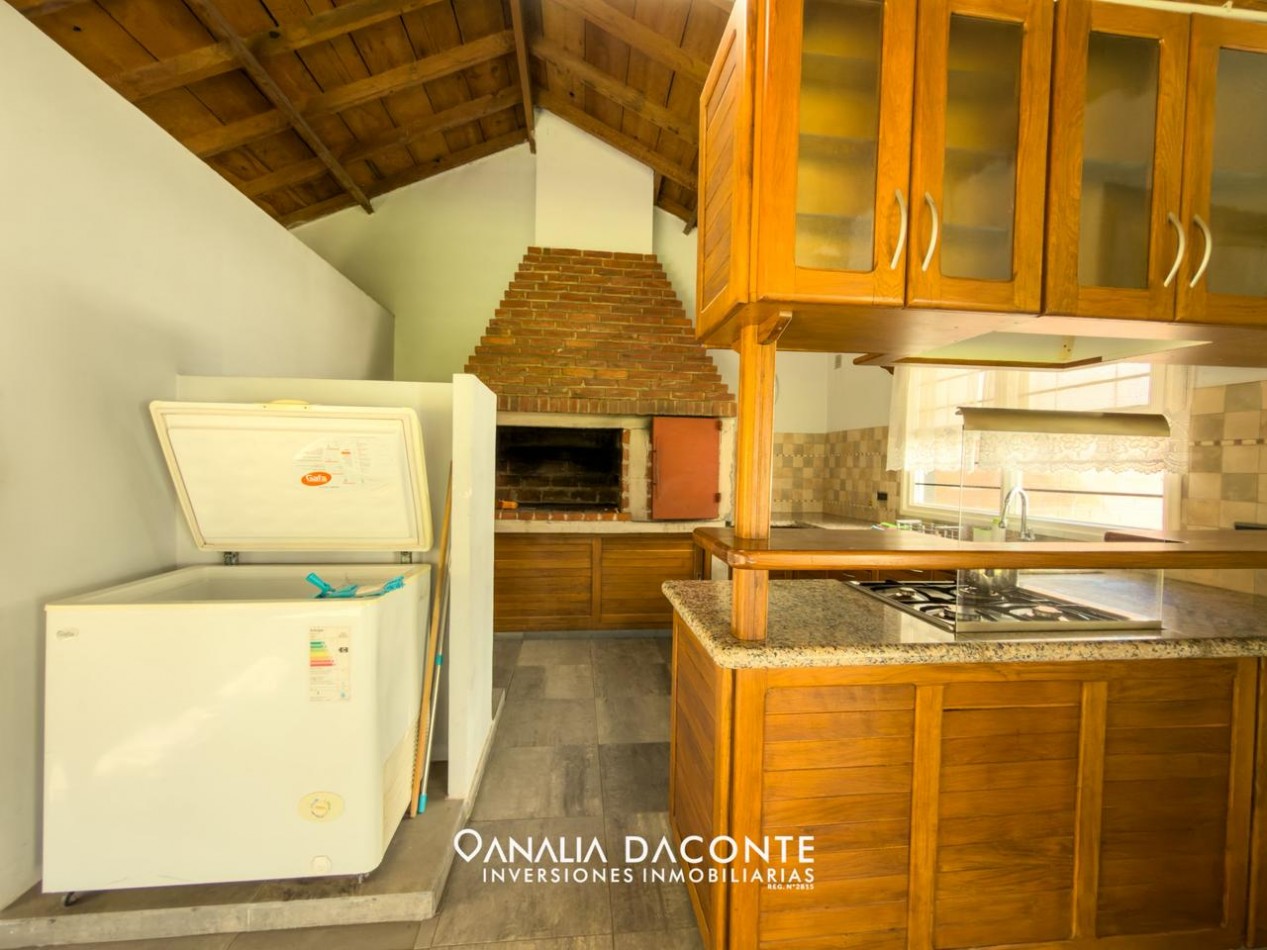 Chalet 4 amb sobre 3 lotes con piscina y quincho. Strobel 6300