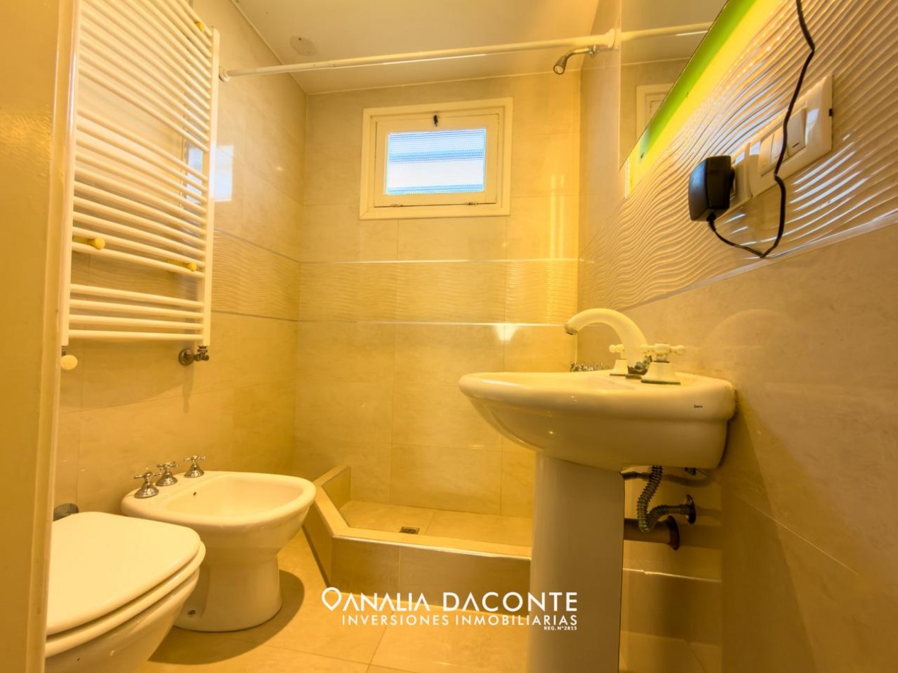 Chalet 4 amb sobre 3 lotes con piscina y quincho. Strobel 6300