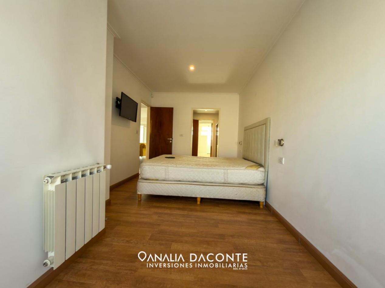 Chalet 4 amb sobre 3 lotes con piscina y quincho. Strobel 6300