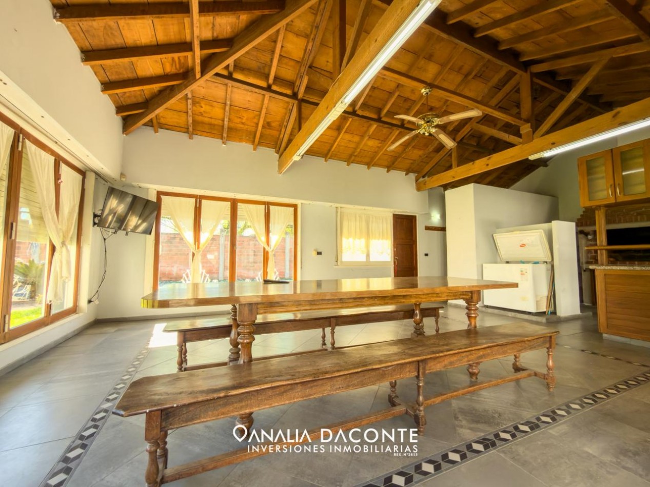 Chalet 4 amb sobre 3 lotes con piscina y quincho. Strobel 6300