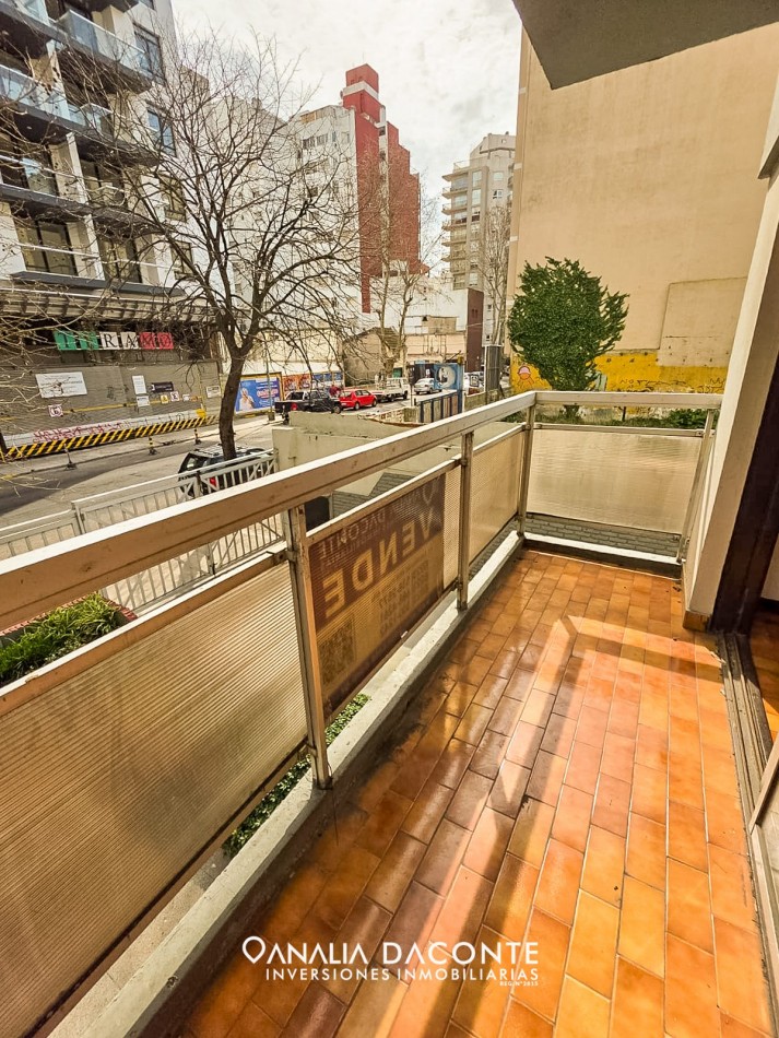 Depto ambiente y medio a la calle con balcon. La Perla