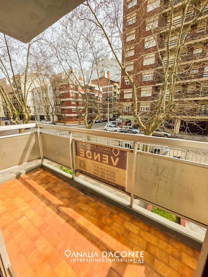 Depto ambiente y medio a la calle con balcon. La Perla