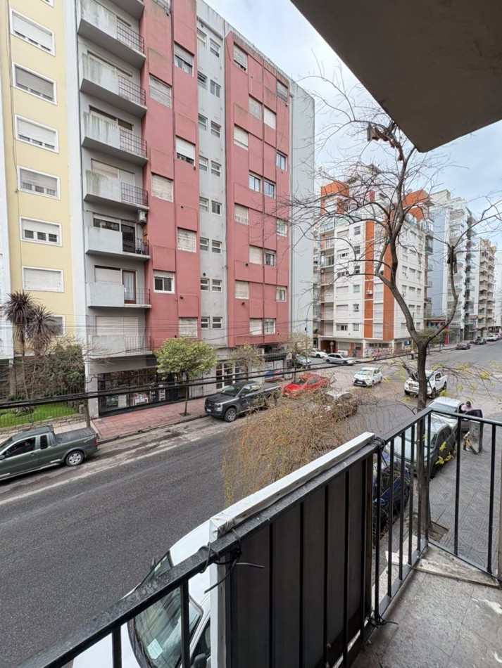 Amplio depto externo 2 amb con balcon. Gascon al 1700