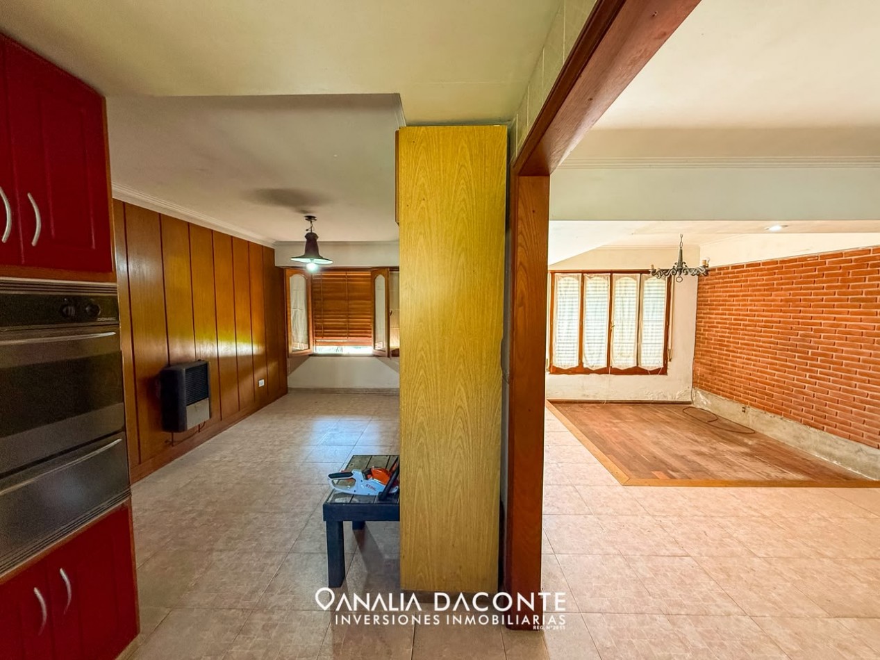 RESERVADO!!!Gran chalet 4 amb con garage pasante al parque y piscina. Lopez de Gomara al 7800