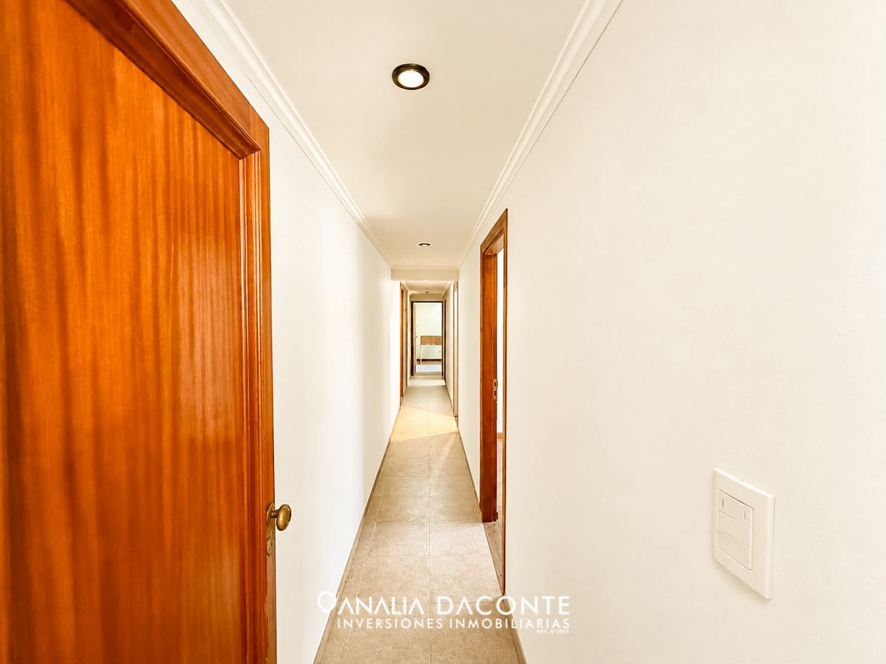 RESERVADO!!!Gran chalet 4 amb con garage pasante al parque y piscina. Lopez de Gomara al 7800