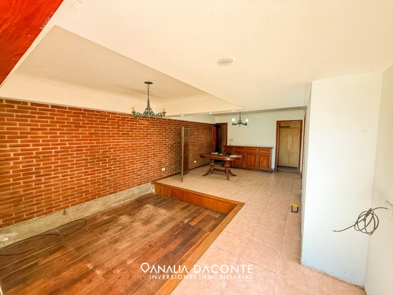 RESERVADO!!!Gran chalet 4 amb con garage pasante al parque y piscina. Lopez de Gomara al 7800