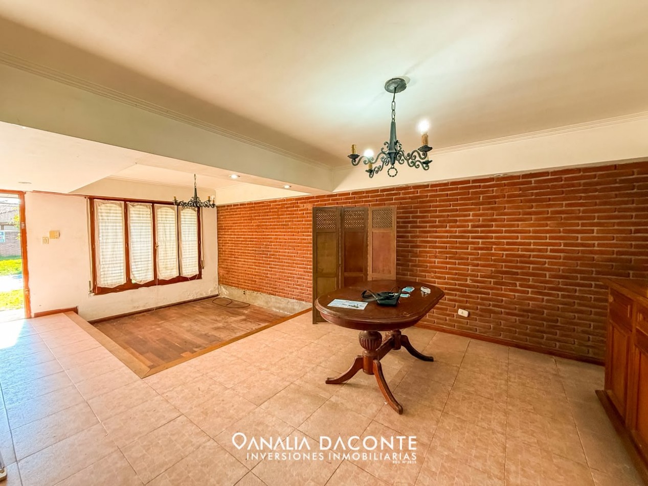 RESERVADO!!!Gran chalet 4 amb con garage pasante al parque y piscina. Lopez de Gomara al 7800