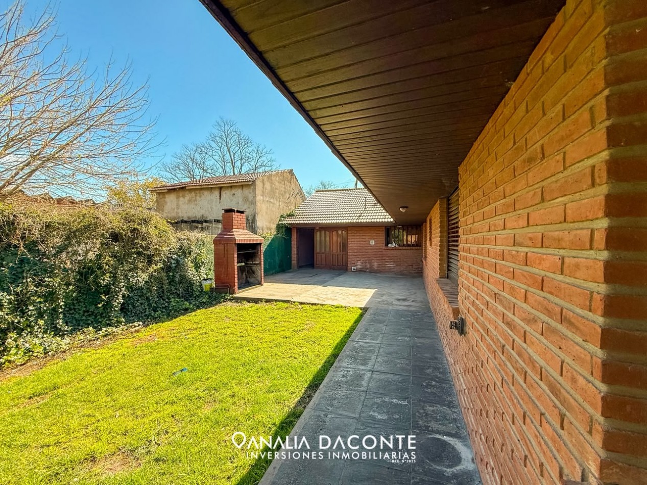 RESERVADO!!!Gran chalet 4 amb con garage pasante al parque y piscina. Lopez de Gomara al 7800