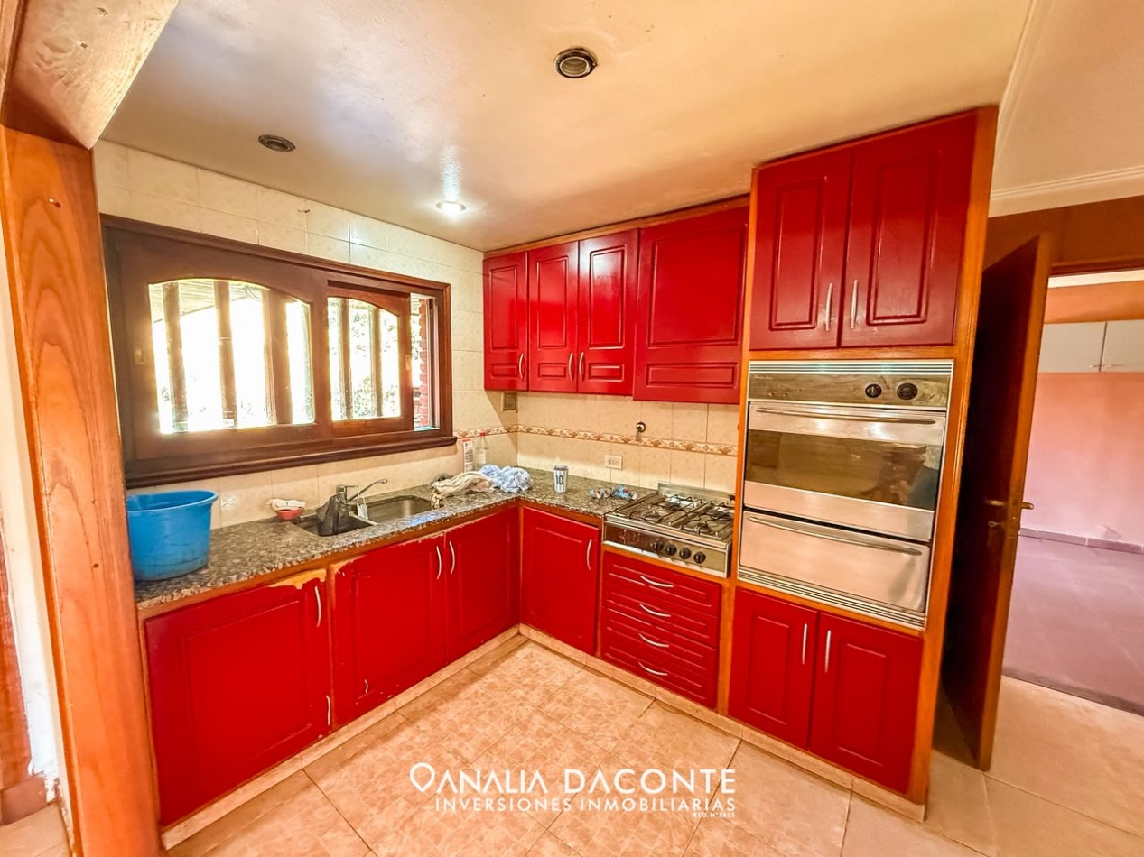 RESERVADO!!!Gran chalet 4 amb con garage pasante al parque y piscina. Lopez de Gomara al 7800