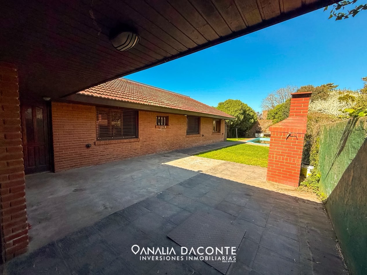 RESERVADO!!!Gran chalet 4 amb con garage pasante al parque y piscina. Lopez de Gomara al 7800