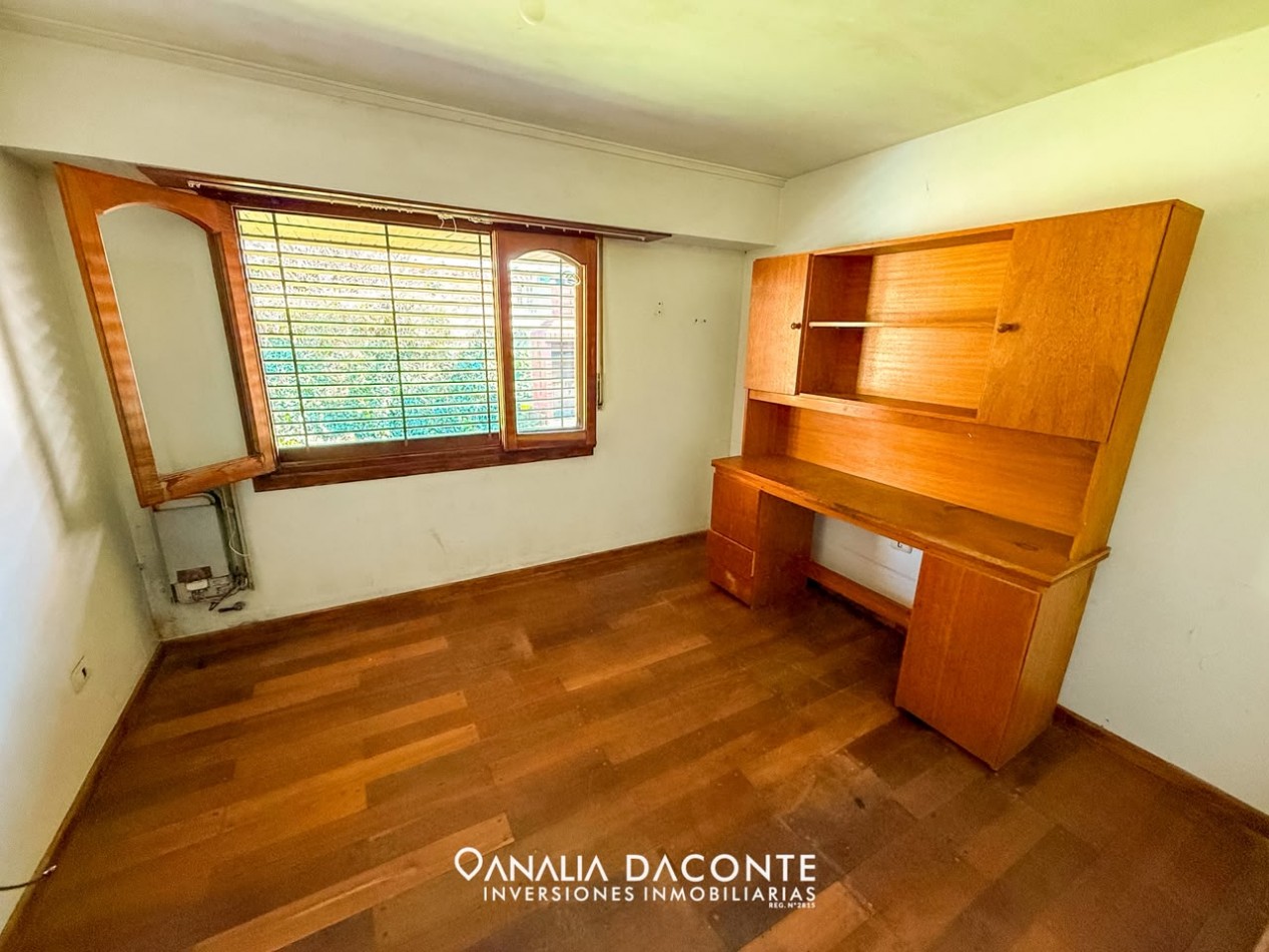 RESERVADO!!!Gran chalet 4 amb con garage pasante al parque y piscina. Lopez de Gomara al 7800