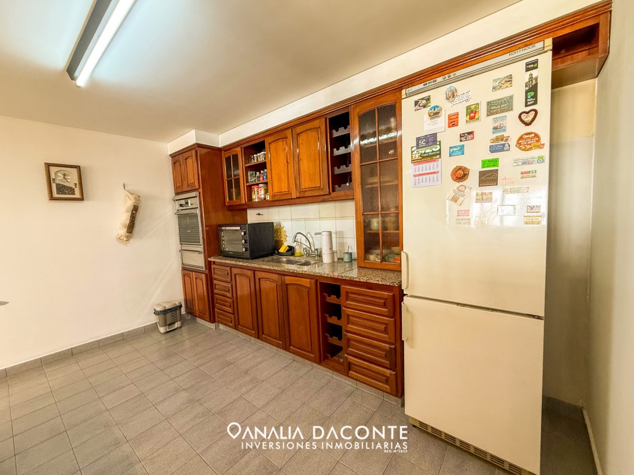 Excelente chalet 5 amb en dos plantas. Dorrego al 2900