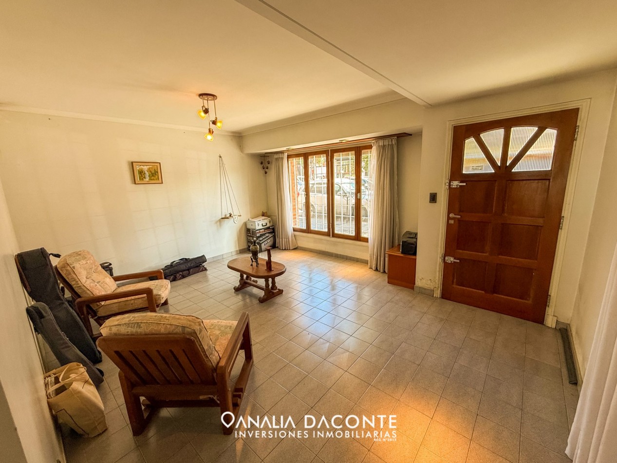 Excelente chalet 5 amb en dos plantas. Dorrego al 2900