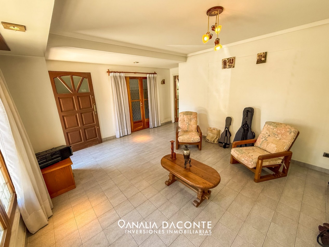 Excelente chalet 5 amb en dos plantas. Dorrego al 2900