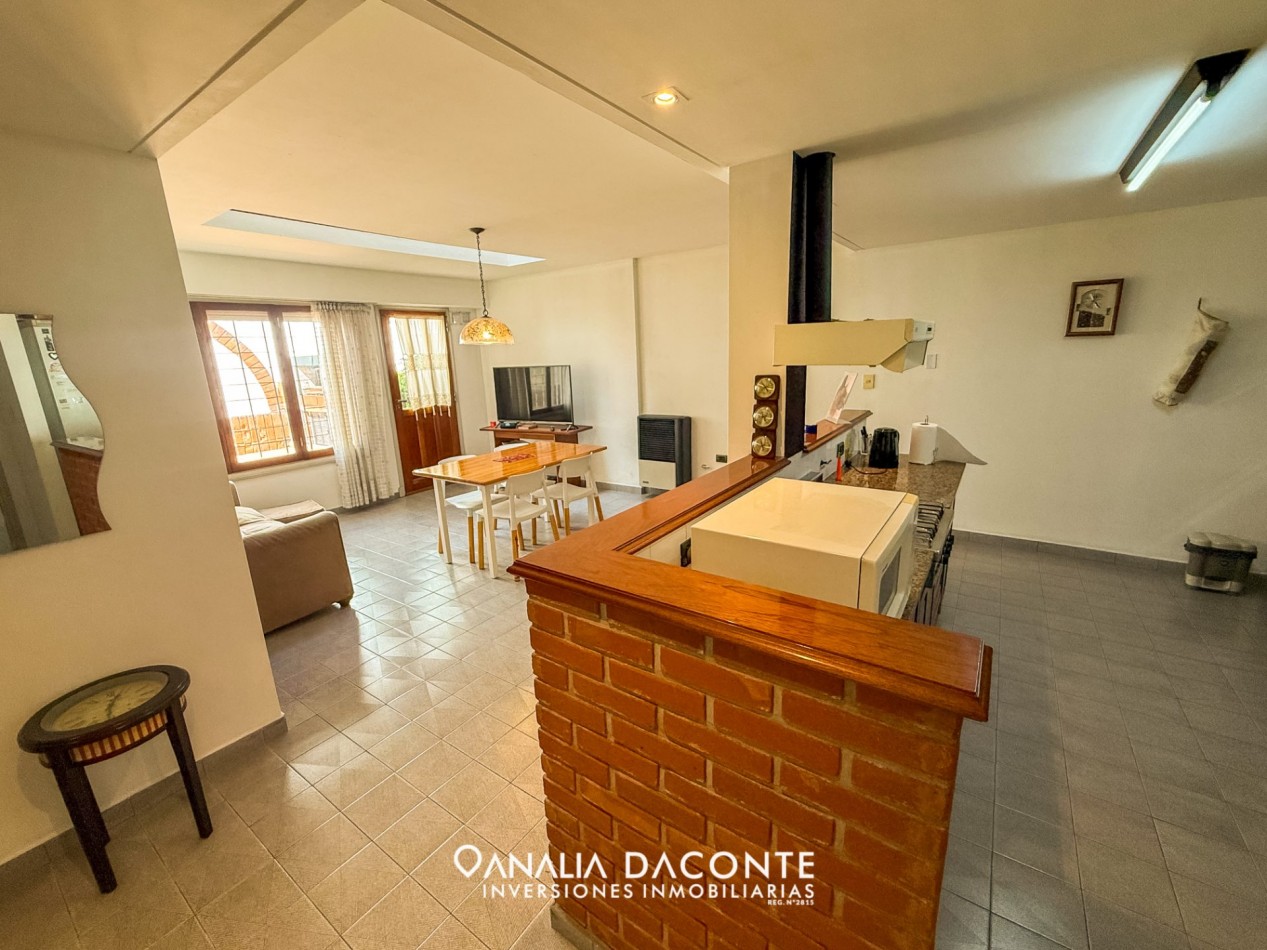 Excelente chalet 5 amb en dos plantas. Dorrego al 2900
