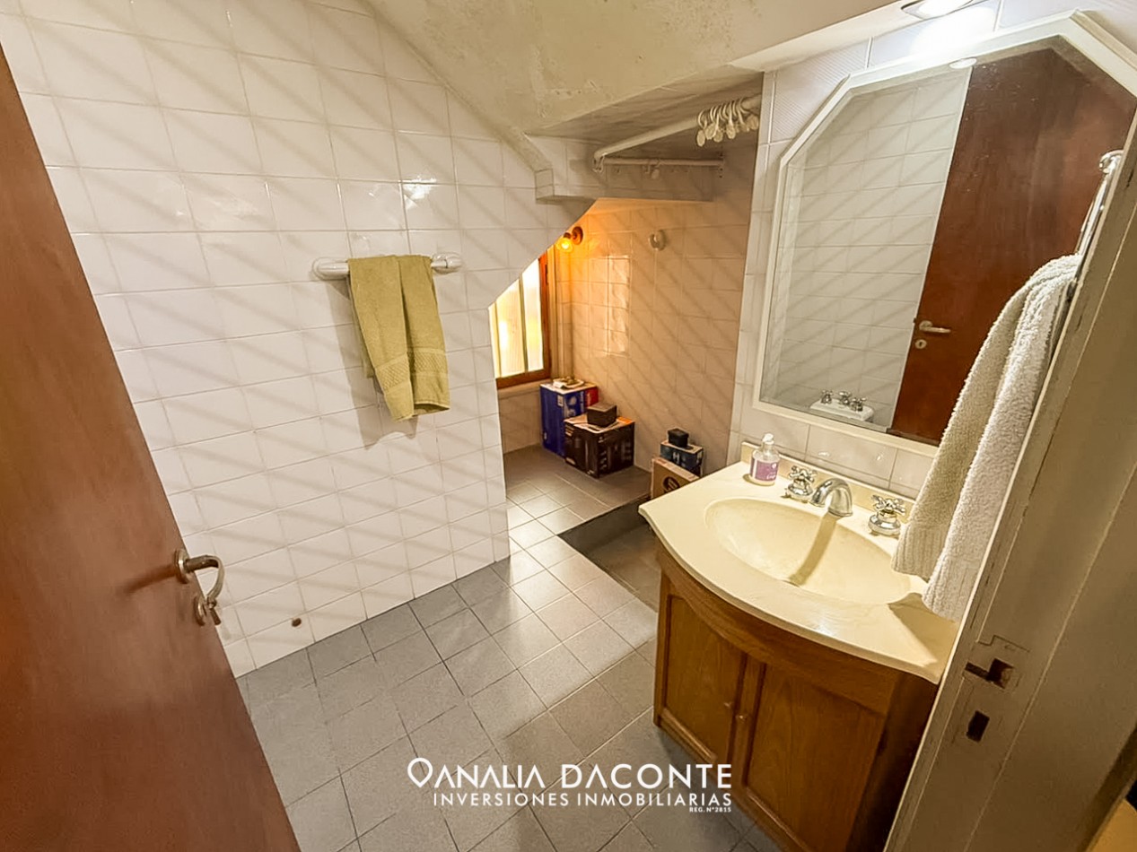 Excelente chalet 5 amb en dos plantas. Dorrego al 2900