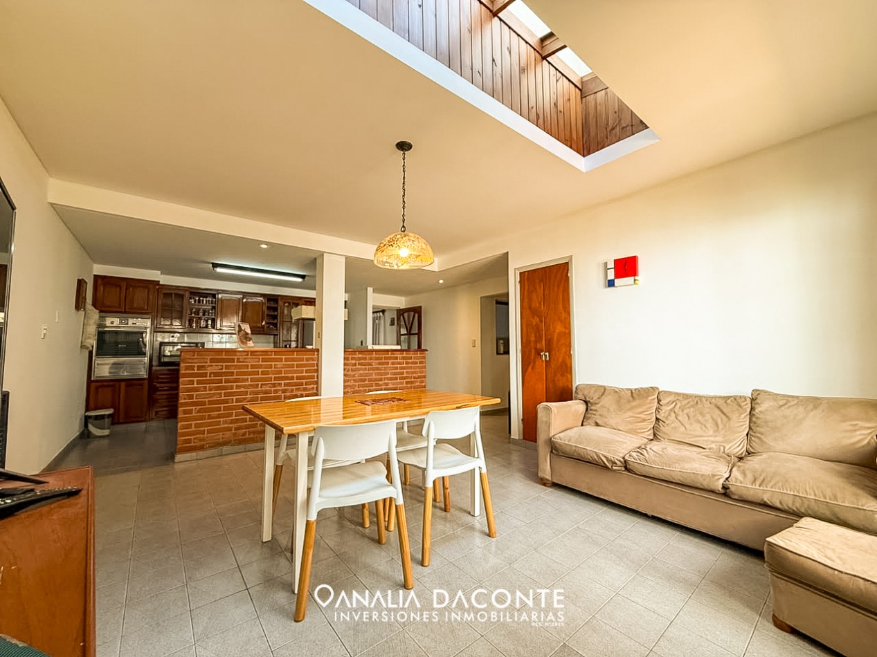 Excelente chalet 5 amb en dos plantas. Dorrego al 2900
