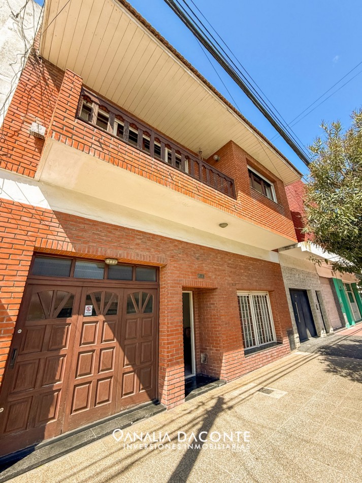 Excelente chalet 5 amb en dos plantas. Dorrego al 2900