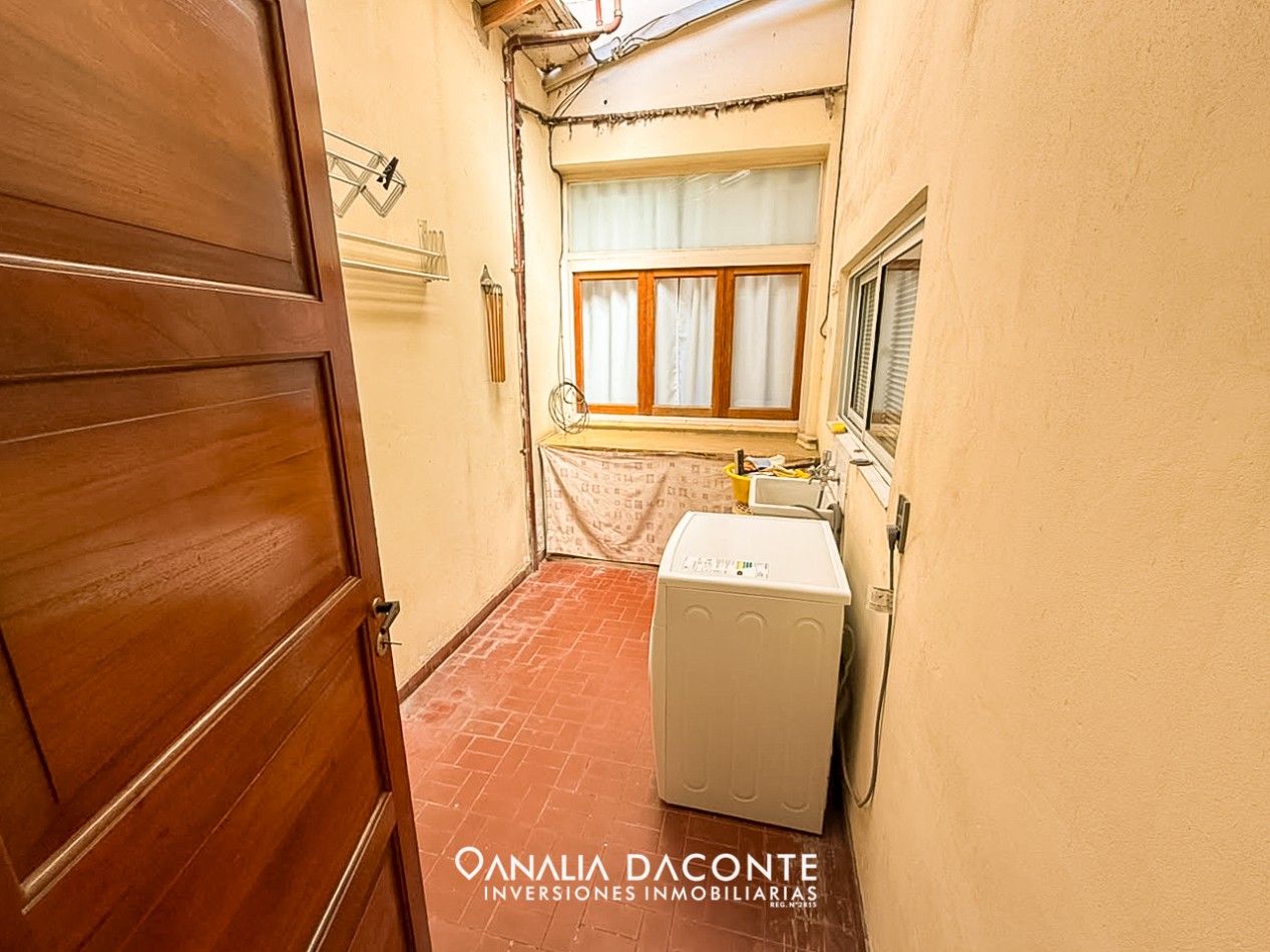Excelente chalet 5 amb en dos plantas. Dorrego al 2900