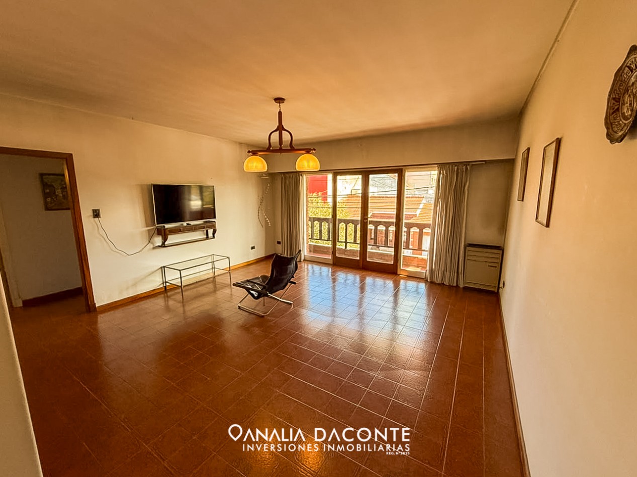 Excelente chalet 5 amb en dos plantas. Dorrego al 2900