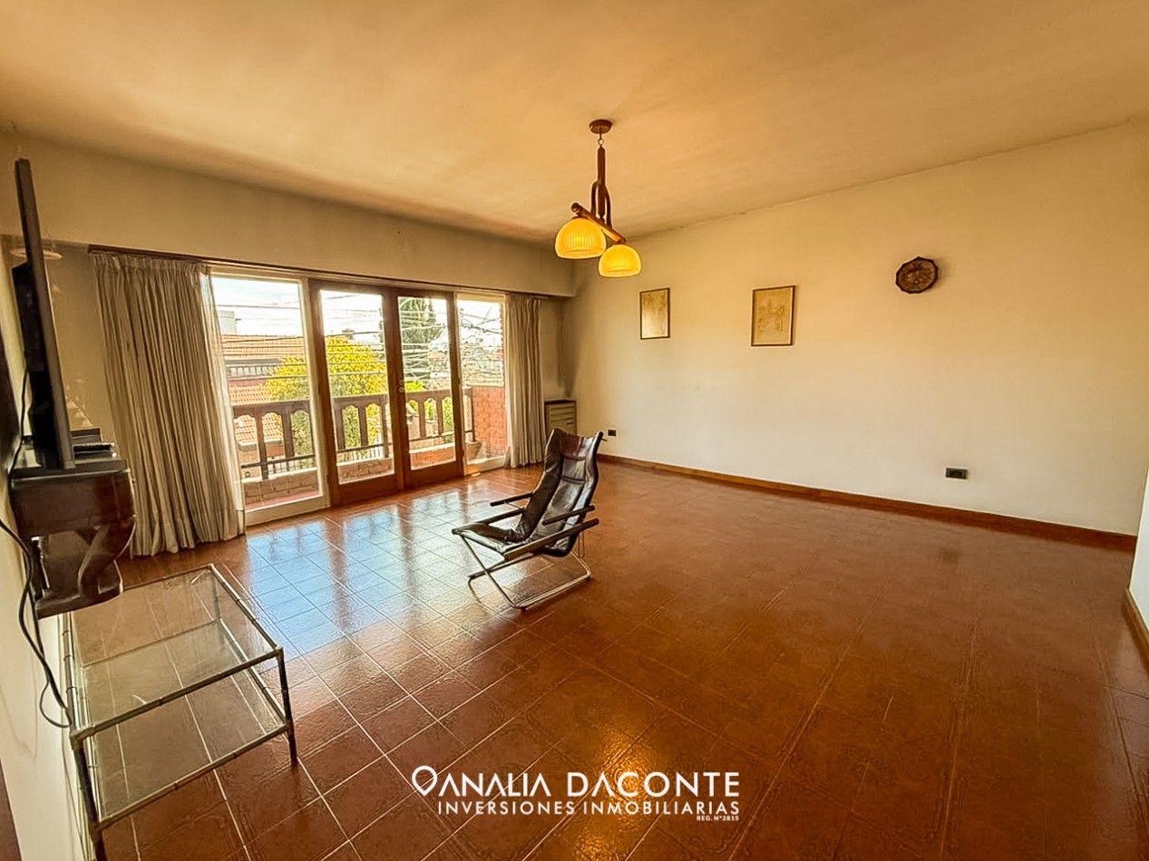 Excelente chalet 5 amb en dos plantas. Dorrego al 2900