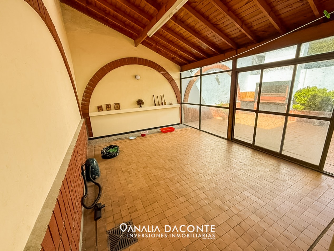 Excelente chalet 5 amb en dos plantas. Dorrego al 2900