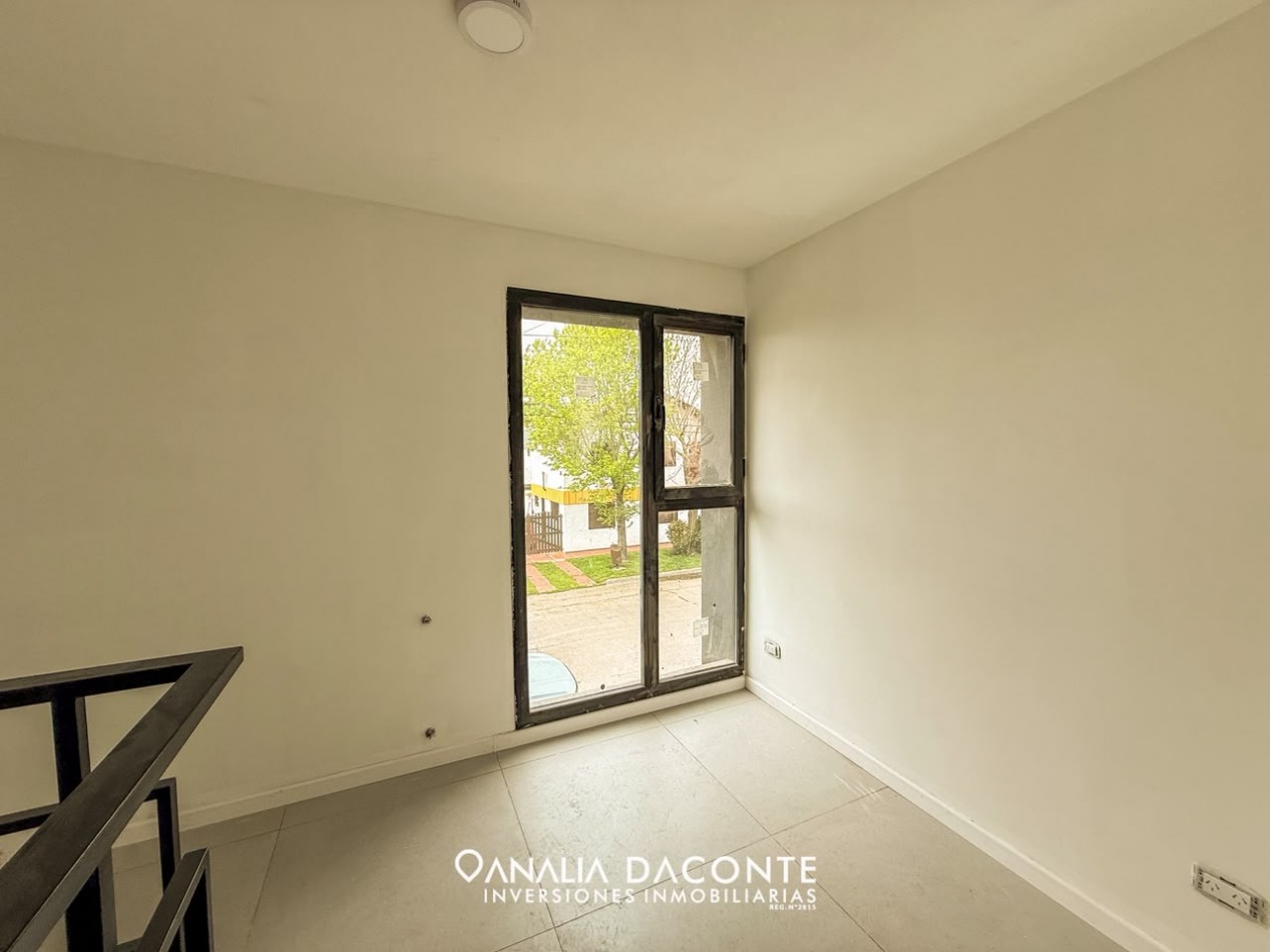 Duplex a estrenar con patio y espacio de cochera. Villa Primera