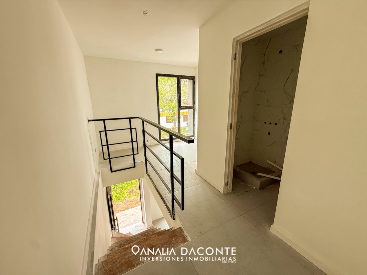 Duplex a estrenar con patio y espacio de cochera. Villa Primera