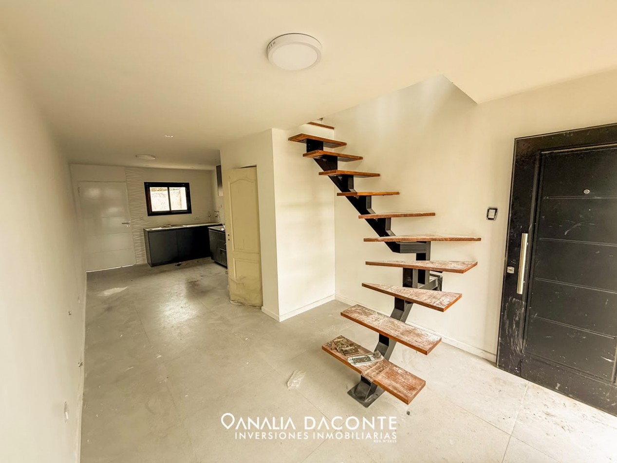 Duplex a estrenar con patio y espacio de cochera. Villa Primera