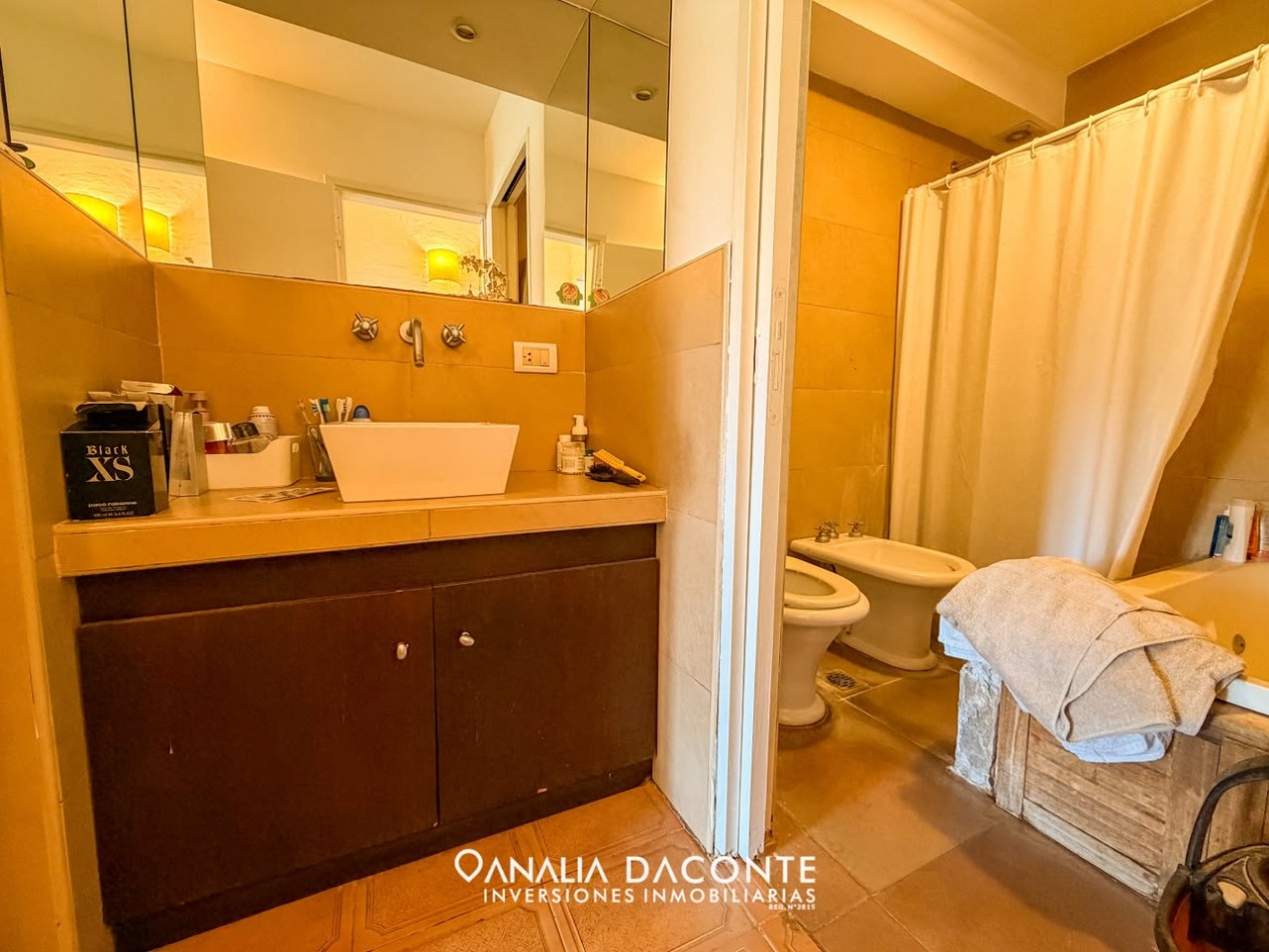 Moderno chalet 5 amb con piscina climatizada y quincho. Florisbelo Acosta al 5700