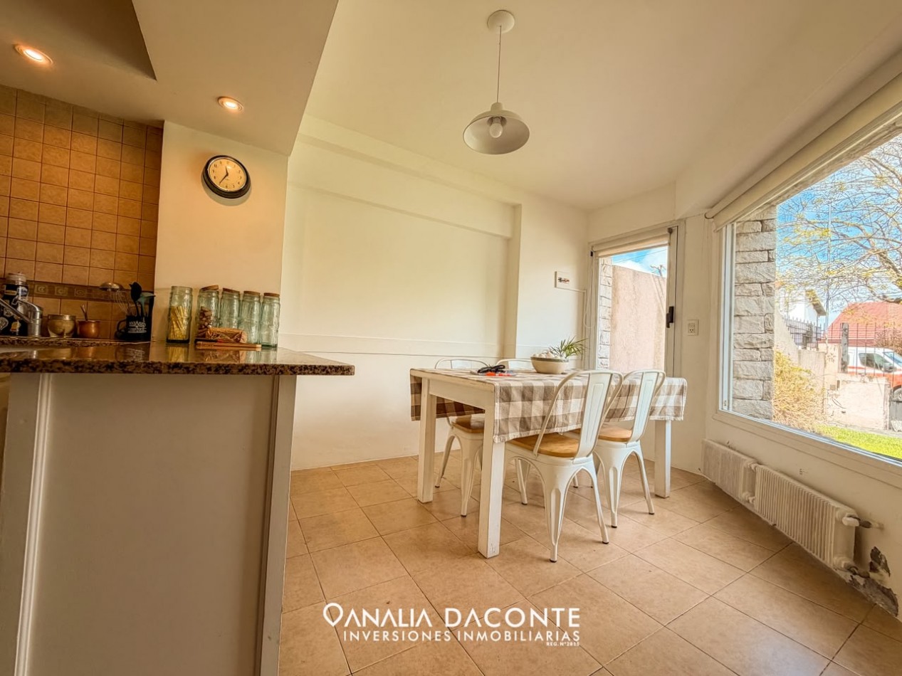Moderno chalet 5 amb con piscina climatizada y quincho. Florisbelo Acosta al 5700