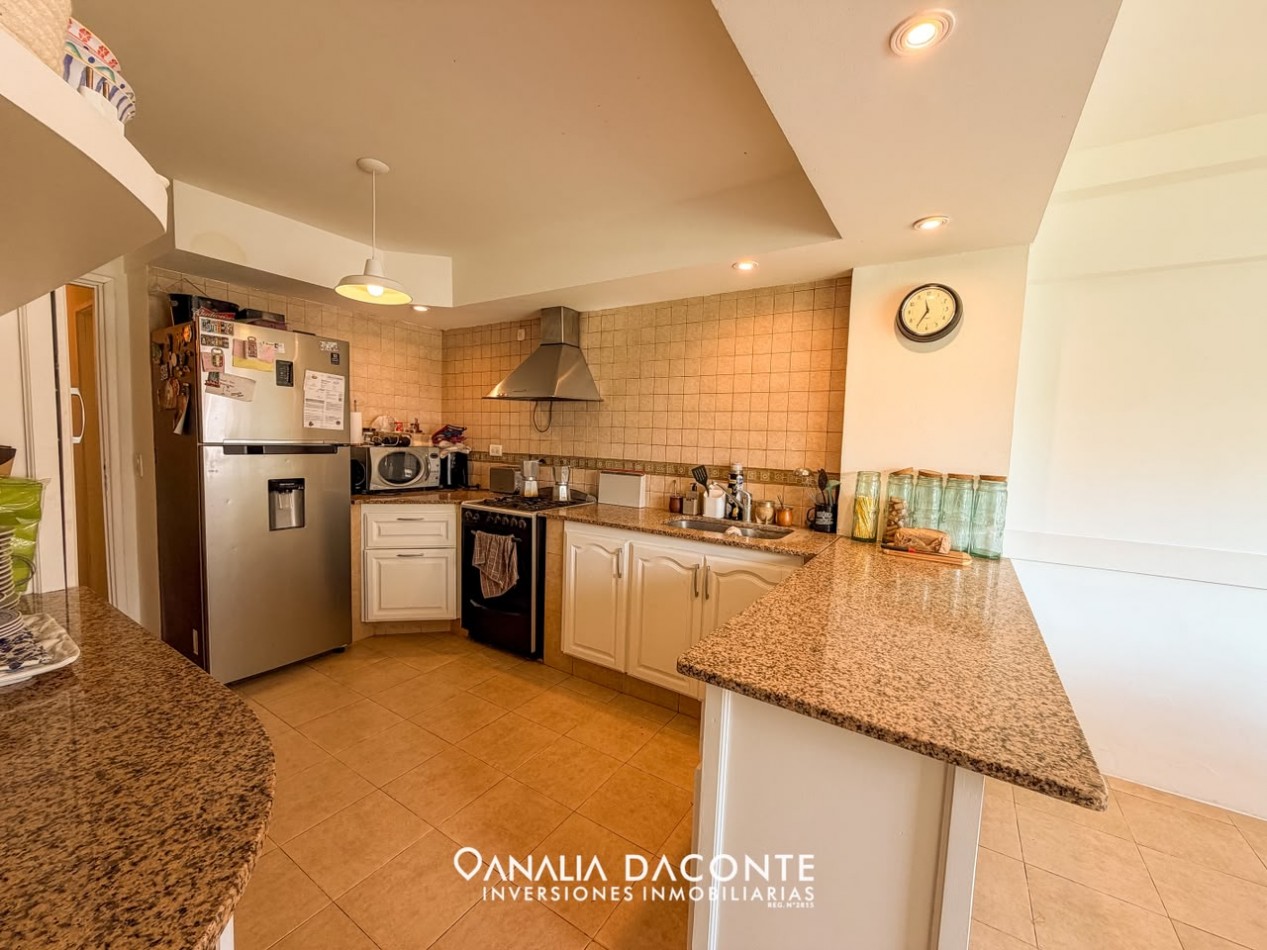 Moderno chalet 5 amb con piscina climatizada y quincho. Florisbelo Acosta al 5700
