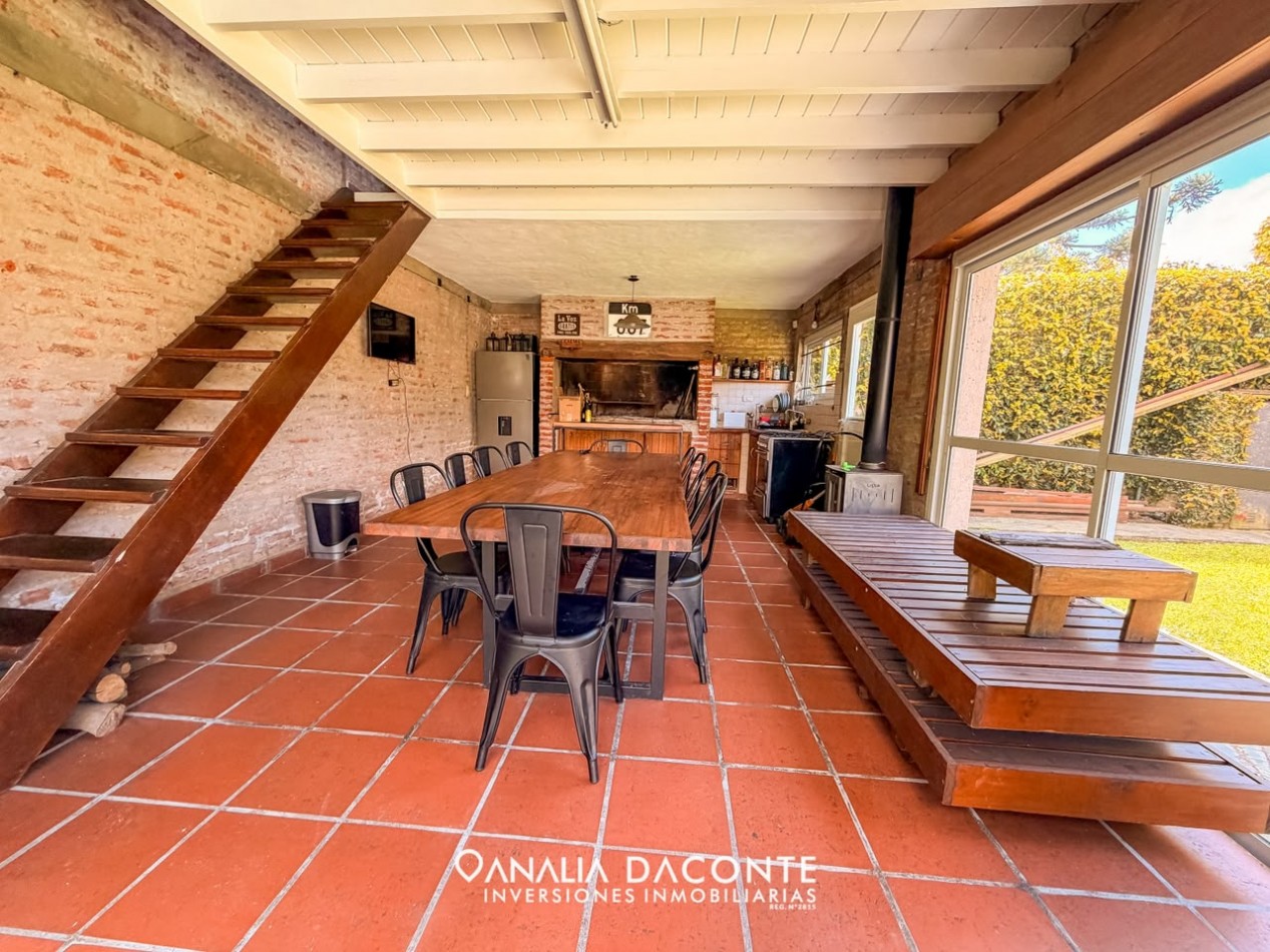 Moderno chalet 5 amb con piscina climatizada y quincho. Florisbelo Acosta al 5700