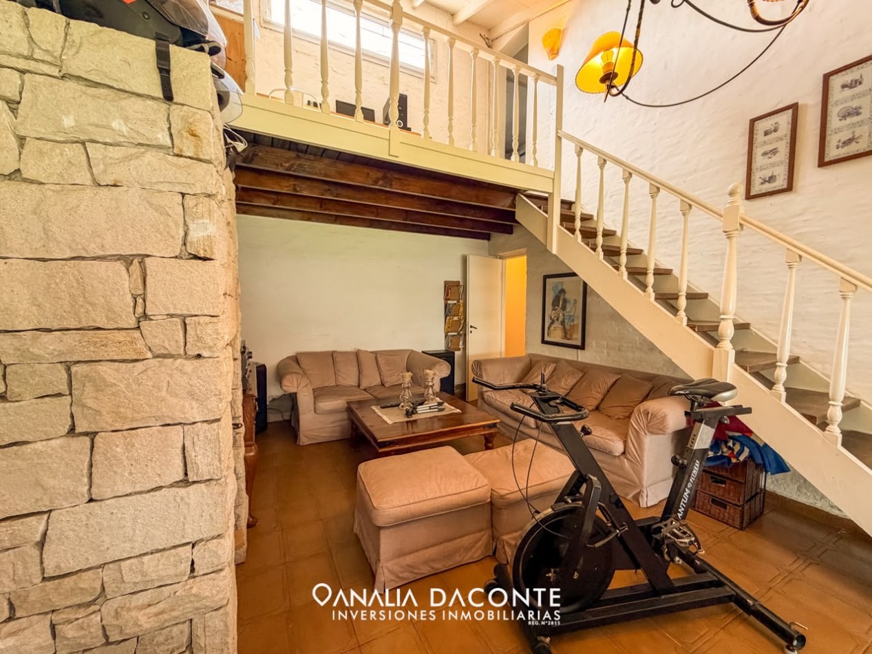 Moderno chalet 5 amb con piscina climatizada y quincho. Florisbelo Acosta al 5700