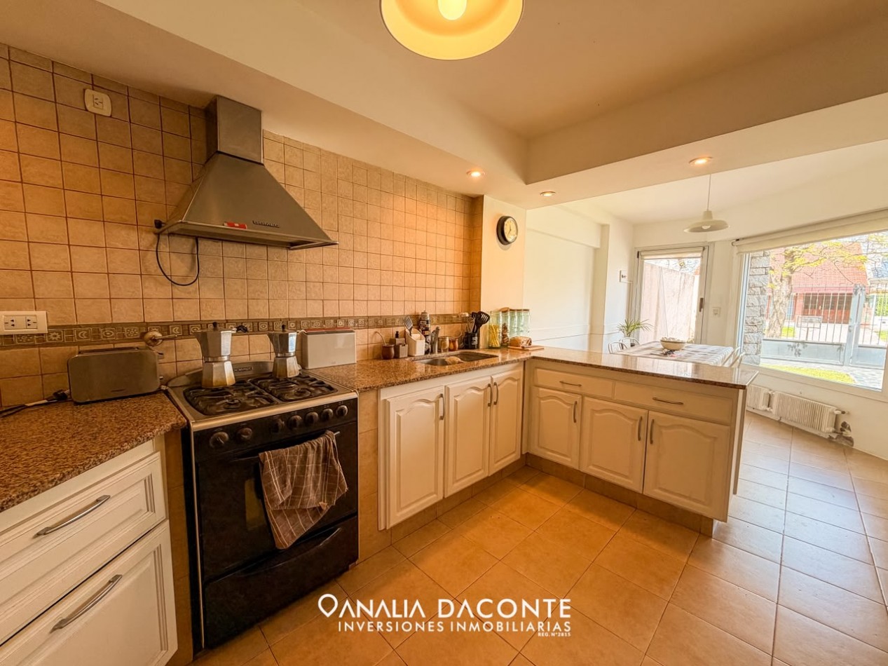 Moderno chalet 5 amb con piscina climatizada y quincho. Florisbelo Acosta al 5700