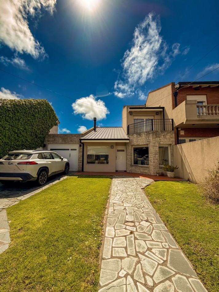 Moderno chalet 5 amb con piscina climatizada y quincho. Florisbelo Acosta al 5700