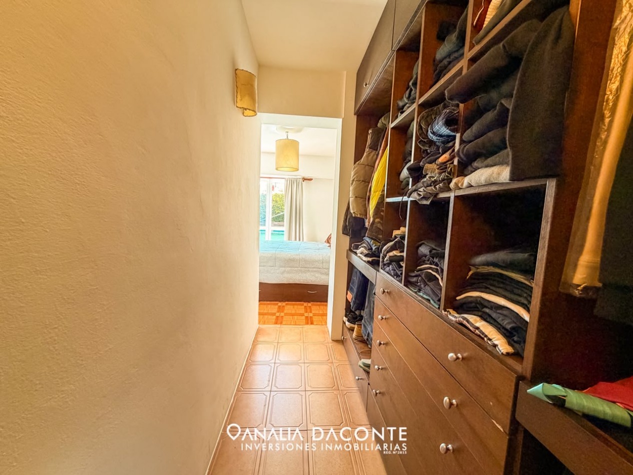 Moderno chalet 5 amb con piscina climatizada y quincho. Florisbelo Acosta al 5700