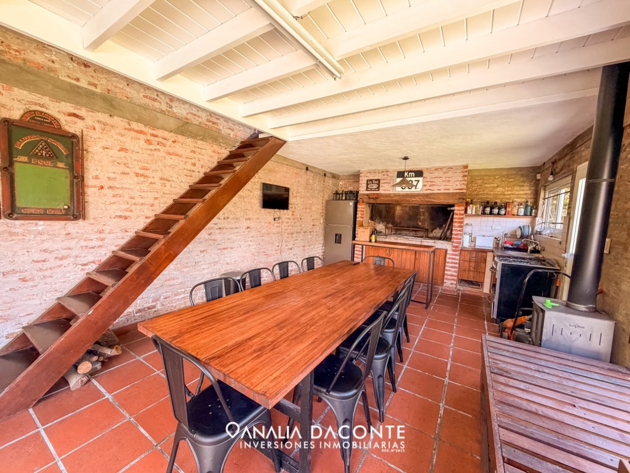 Moderno chalet 5 amb con piscina climatizada y quincho. Florisbelo Acosta al 5700