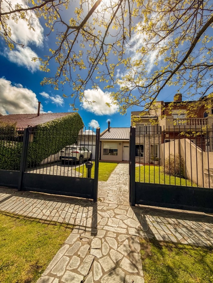 Moderno chalet 5 amb con piscina climatizada y quincho. Florisbelo Acosta al 5700