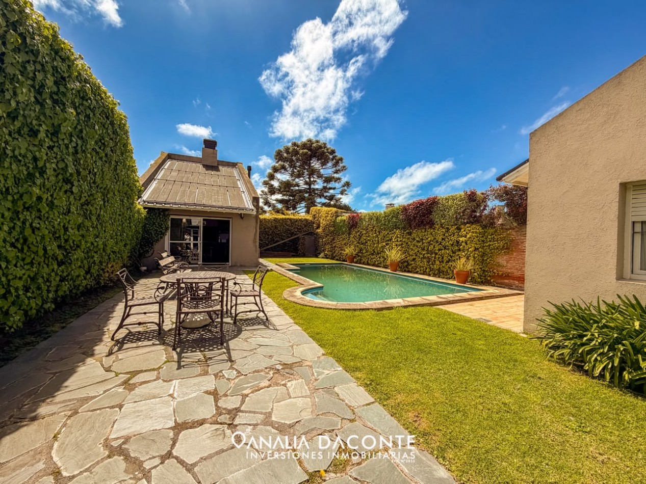 Moderno chalet 5 amb con piscina climatizada y quincho. Florisbelo Acosta al 5700